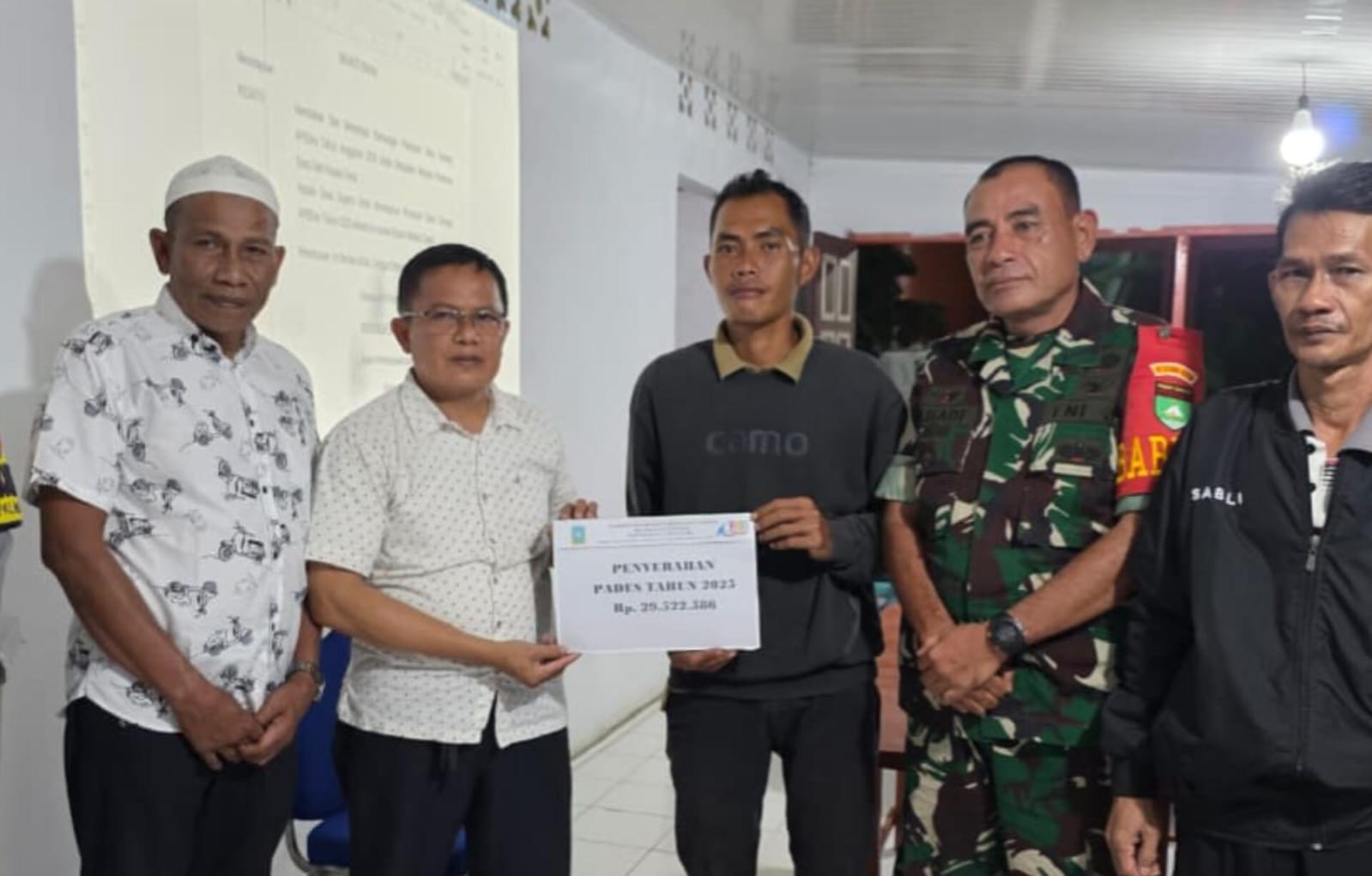 Kepala Desa Putik, Azman (dua dari kiri) saat menerima laporan keuangan dari BUMDes. Sepanjang tahun 2025, berhasil meraup untung Rp84 juta dari BUMDes. F. Azman untuk Batam Pos