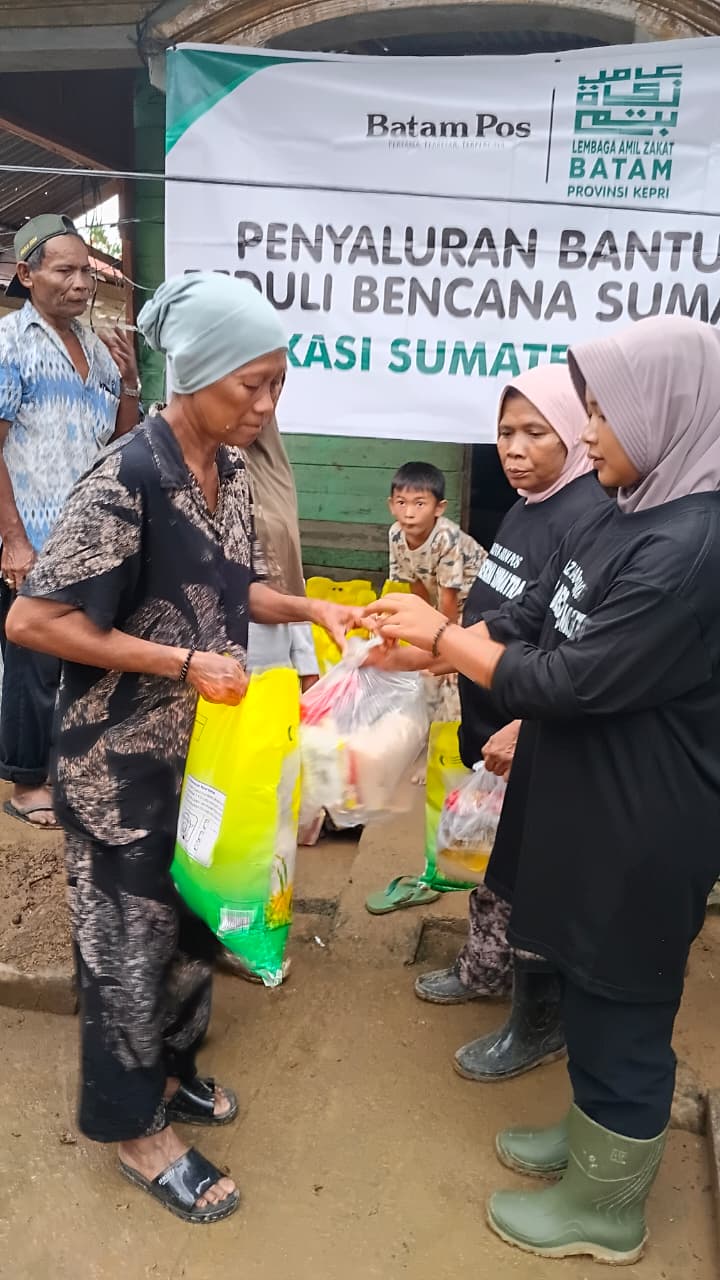 Penyerahan bantuan bahan makanan kepada pengungsi di Desa Aek Horsik, Kecamatan Badri, Tapanuli Tengah. F. Dok. LAZ BATAM
