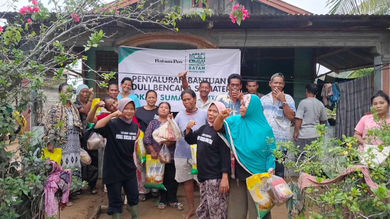 Relawan LAZ BATAM dan Batam Pos menyalurkan bantuan sembako kepada warga korban banjir bandang dan tanah longsor di Tapanuli Tengah, Sumatra Utara.