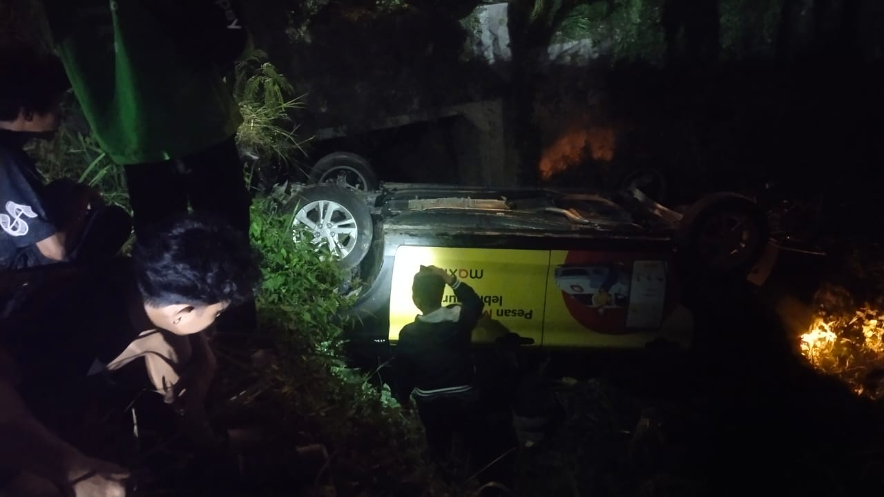 Mobil taksi online Toyota Avanza terbalik dan masuk parit usai mengalami kecelakaan tunggal di ruas jalan menuju Basecamp, Batuaji, Batam. F. Rengga Yuliandra/Batam Pos