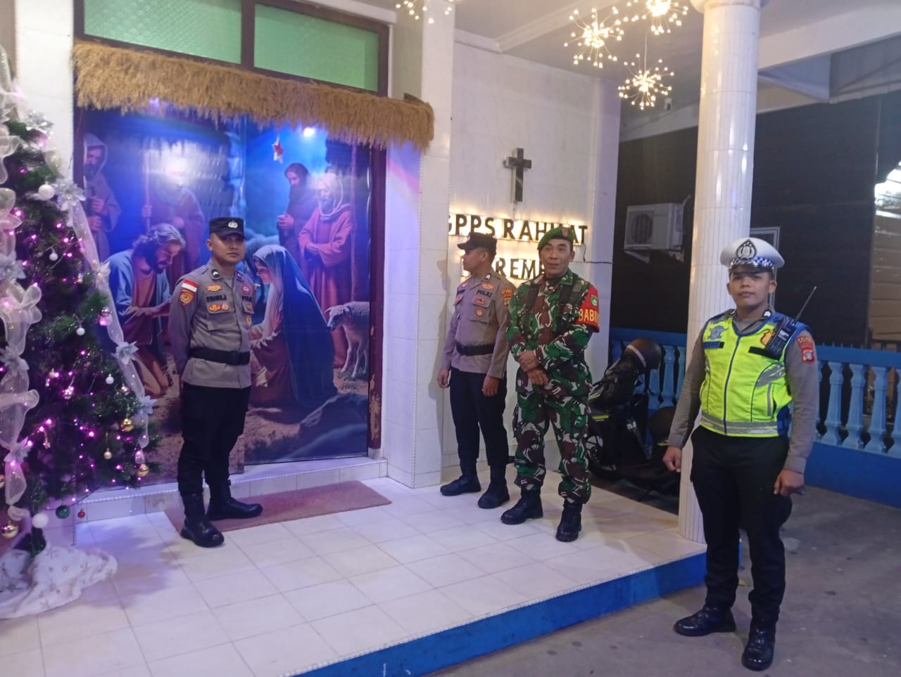 Petugas gabungan dari TNI-Polri menjaga rumah ibadah sebelum umat Kristiani beribadah pada malam pergantian tahun. F. Ihsan Imaduddin/Batam Pos