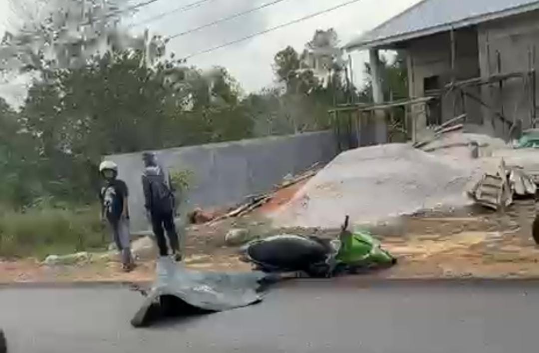 Korban kecelakaan lalu lintas tergeletak di Jalan Hang Tuah-Simpang Lagoi, Kelurahan Kota Baru, Kecamatan Teluk Sebong, Kamis (1/1). F. Kiriman Wandir untuk Batam Pos