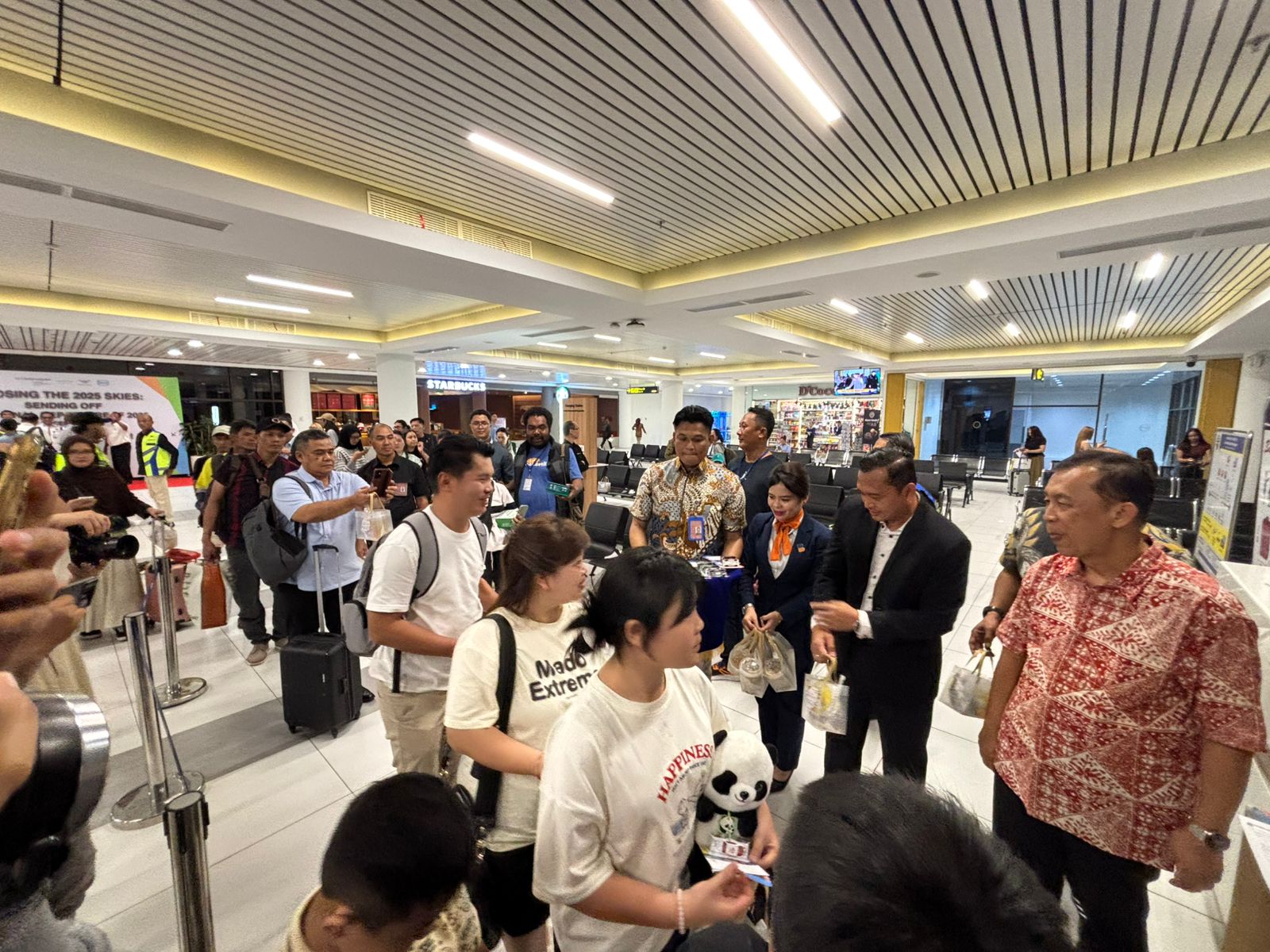 Manajemen Bandara Hang Nadim Batam melepas penerbangan terakhir 2025 dengan memberikan apresiasi kepada penumpang dan awak pesawat. F. Yashinta/Batam Pos
