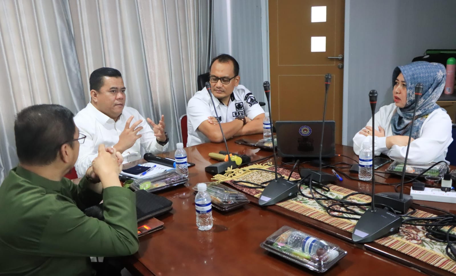 Sekda Bintan, Ronny Kartika, memimpin rapat evaluasi kinerja BLUD RSUD Bintan di rumah sakit tersebut, Rabu (31/12). F. Kiriman Zoko untuk Batam Pos
