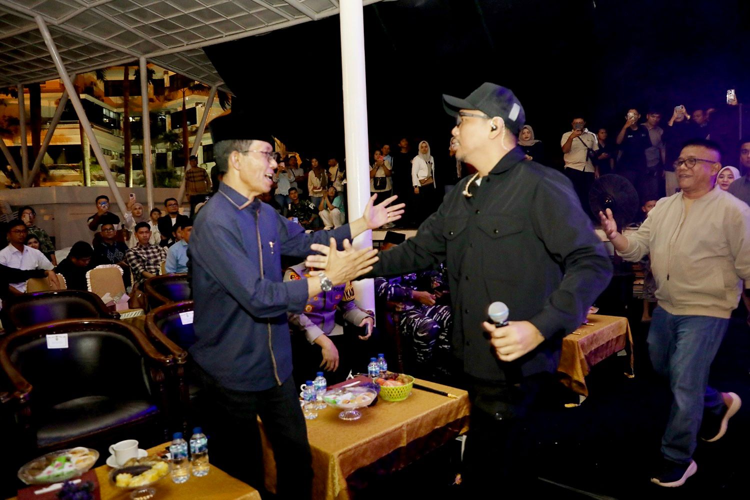 Wali Kota Batam, Amsakar Achmad bersama jajaran Forkopimda Batam menyapa ribuan masyarakat yang memadati Dataran Engku Putri, Batam Center menyambut pergantian tahun baru 2026.