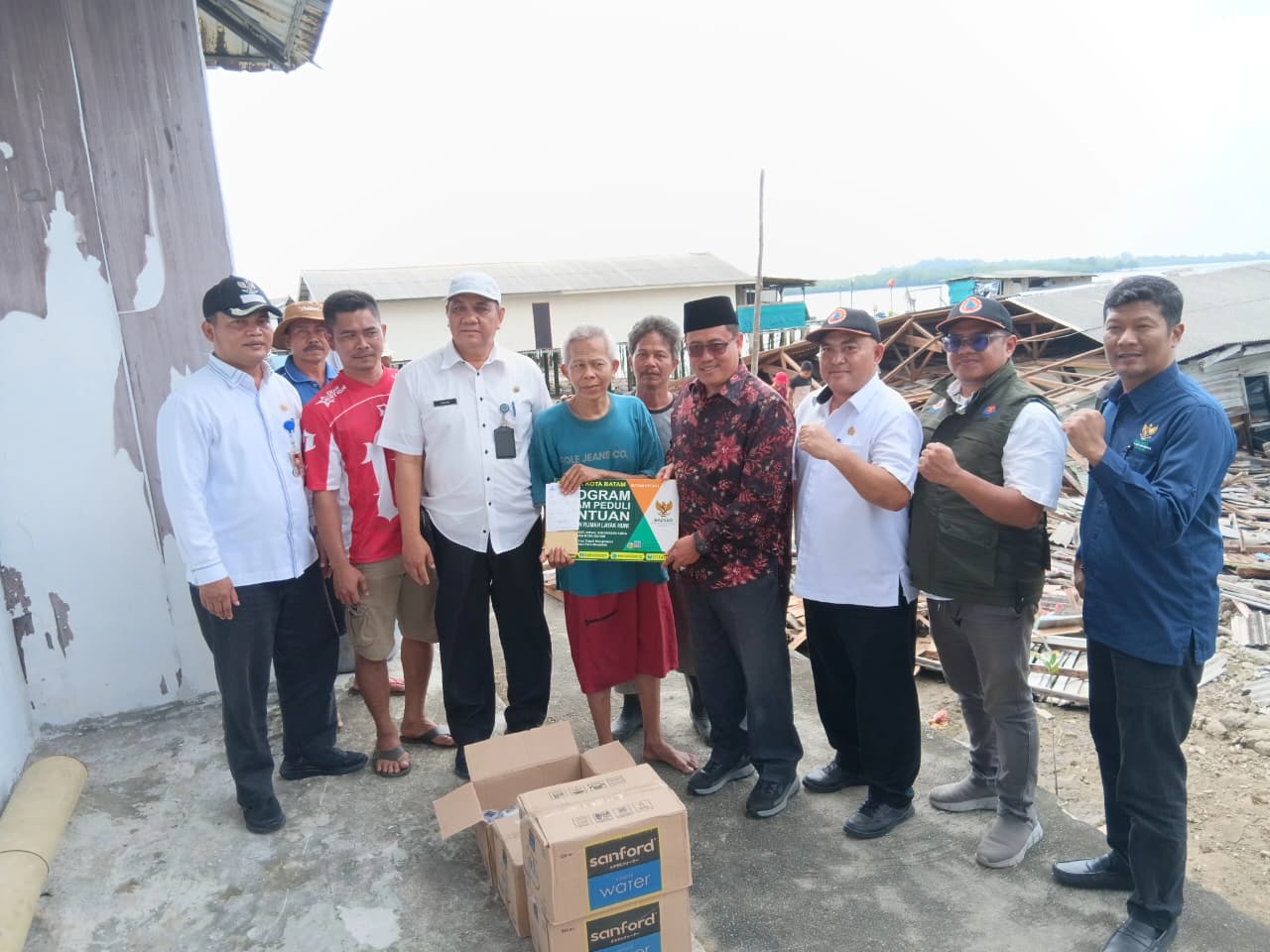 Caption foto, Musibah rumah roboh yang dialami warga Pulau Mat Belanda mendapat perhatian BAZNAS Kota Batam. Bantuan diserahkan langsung oleh Ketua BAZNAS Batam, Habib Soleh, Rabu (31/12).