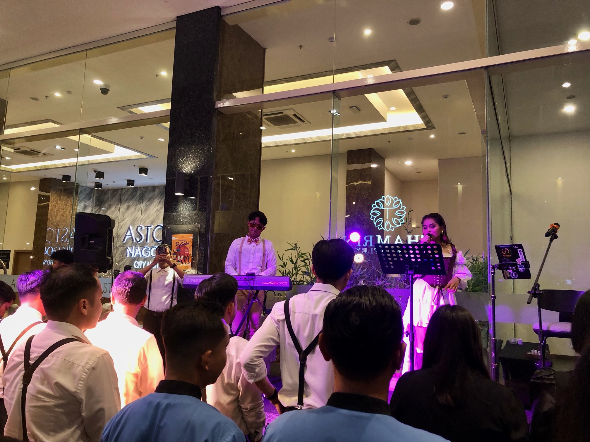 Penampilan live band di Aston Nagoya City Hotel.