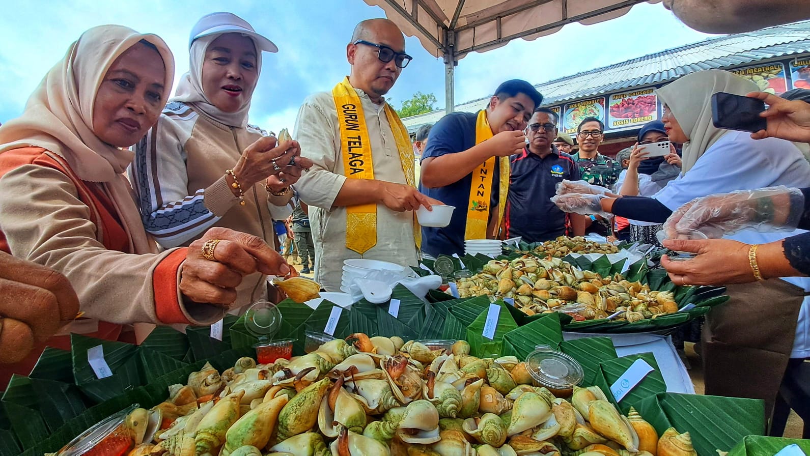 Pesta Gonggong di objek wisata Gurun Pasir Telaga Biru di Desa Busung, Kecamatan Seri Kuala Lobam, berlangsung meriah, Kamis (1/1). F. Slamet Nofasusanto/Batam Pos
