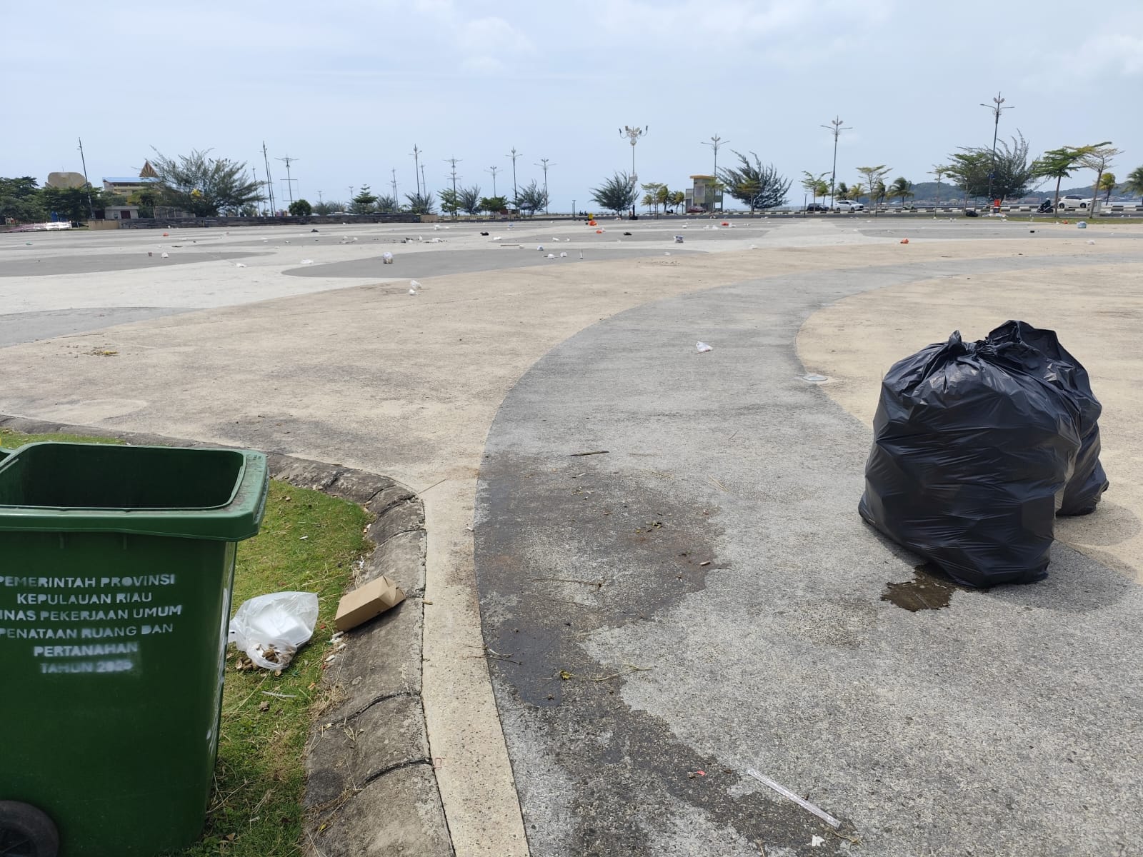 Kondisi kawasan Gurindam 12 Tanjungpinang yang dipenuhi sampah usai perayaan Malam Tahun Baru 2026, Kamis (1/1/2026). F. Mohamad Ismail/Batam Pos