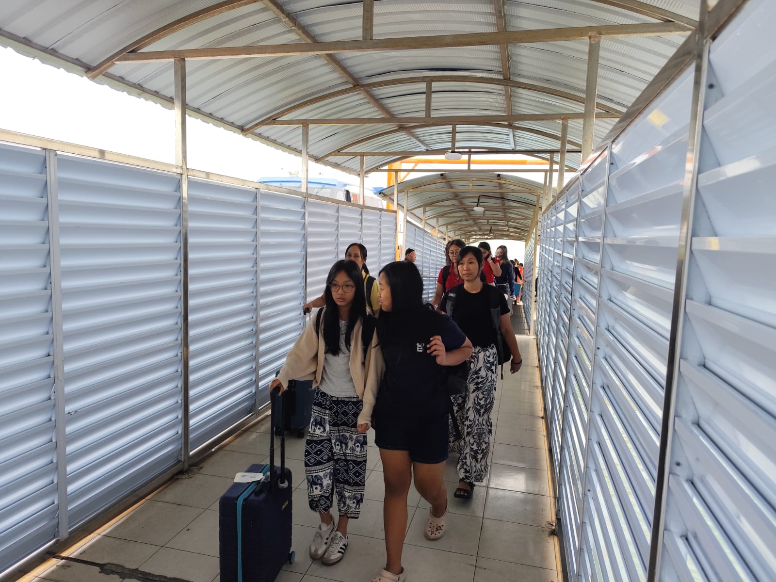 Wisatawan asal Singapura yang baru tiba di Pelabuhan Sri Bintan Pura (SBP) Tanjungpinang, Kamis (1/1/2026). F. Mohamad Ismail/Batam Pos