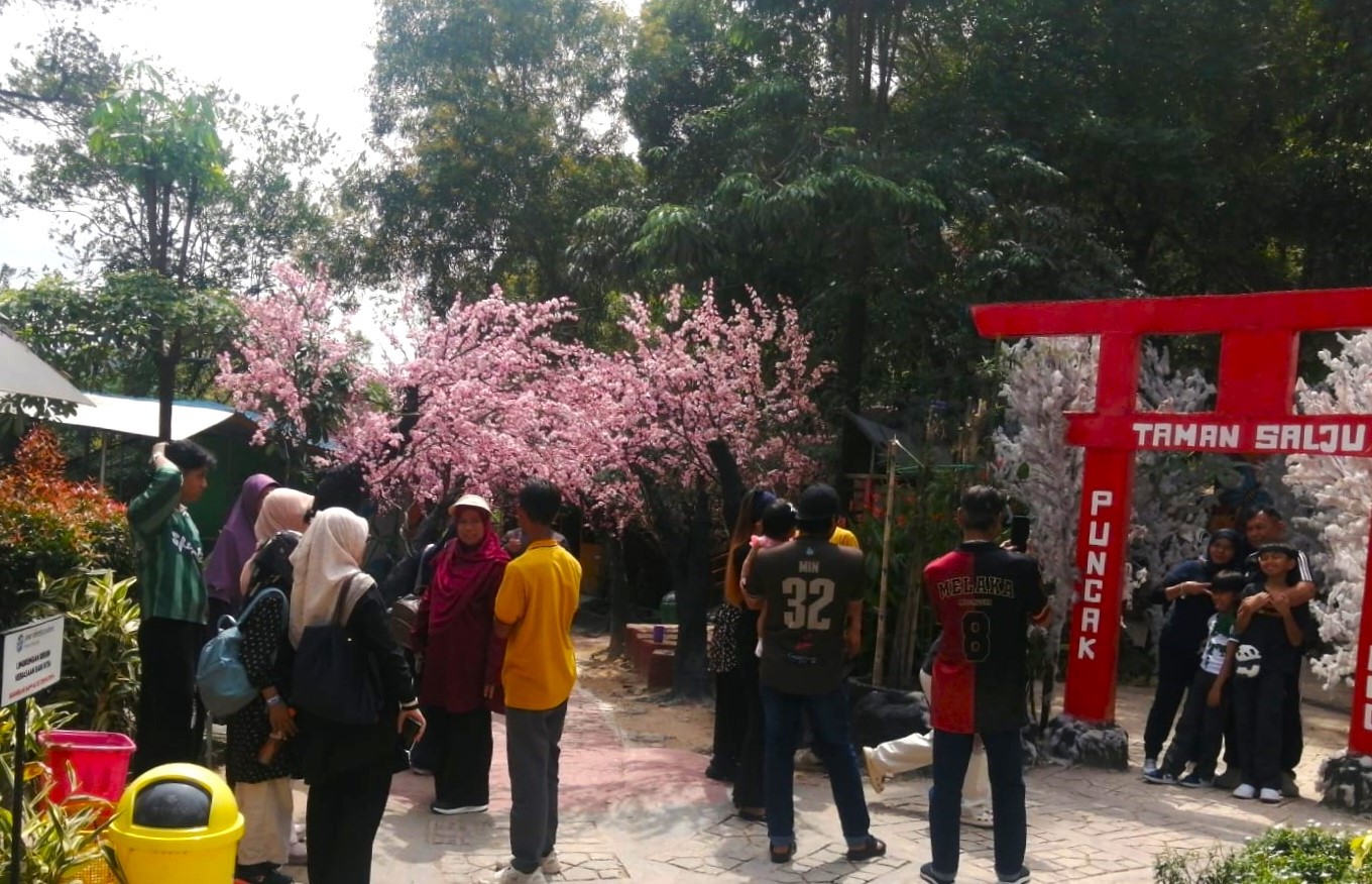 Salah satu tempat wisata di Kecamatan Sekupang, Kota Batam, pun dipadati pengunjung sejak pagi hingga sore hari.