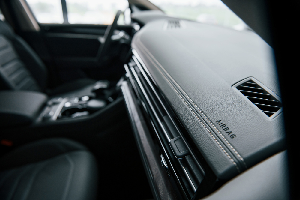 Airbag menjadi komponen perlindungan di mobil modern.