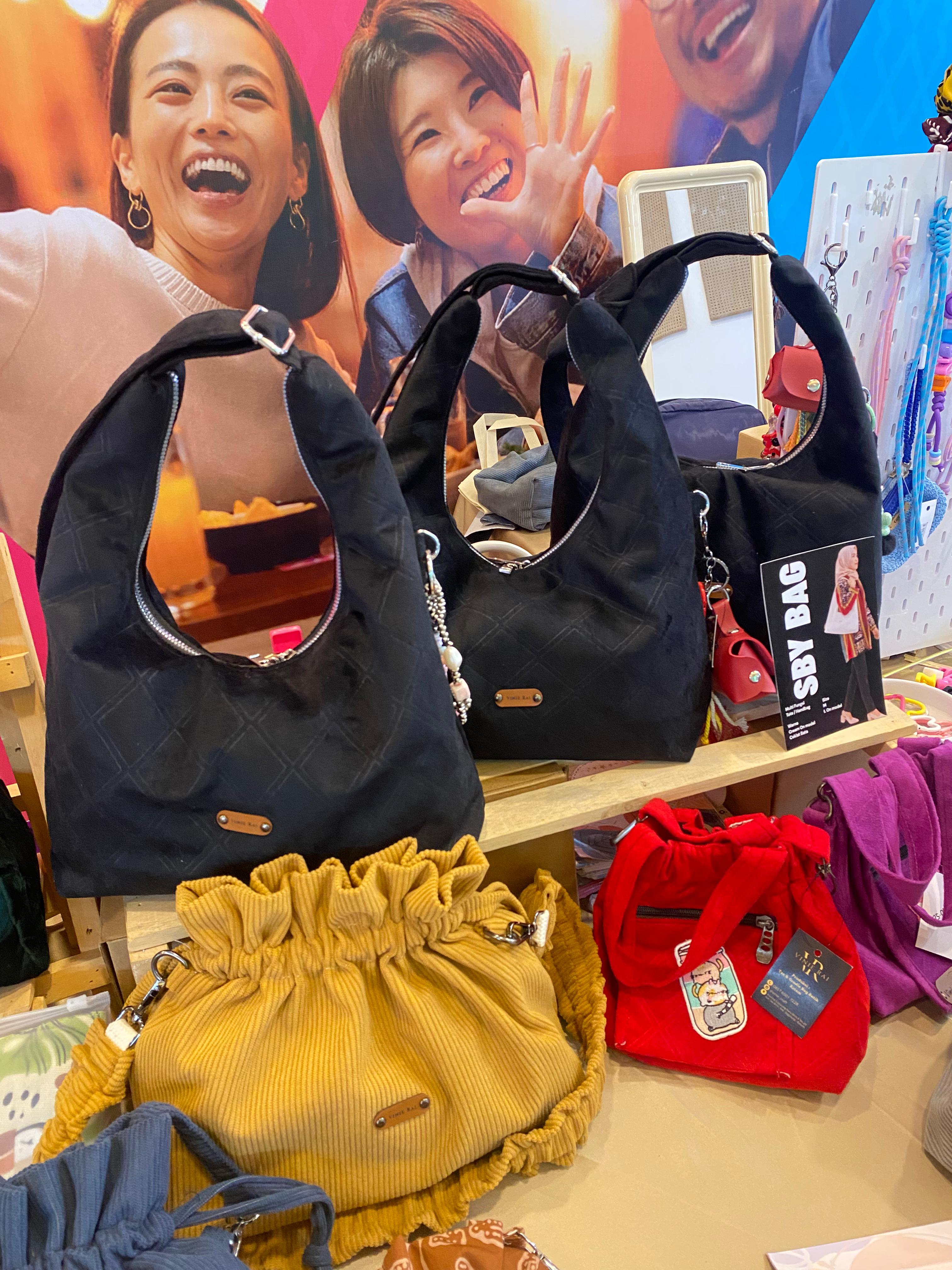 BEBERAPA mode tas Vinie Craft, brand lokal asli Batam.
