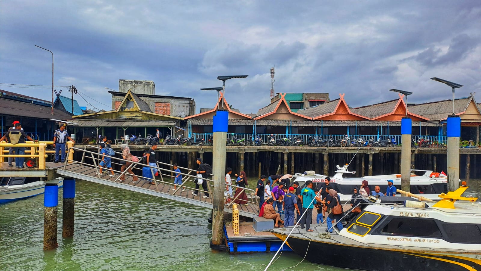 Penumpang dari Batam tiba di Pelabuhan Bulang Linggi, Tanjunguban, Bintan pada Jumat (2/1) siang. F.Slamet Nofasusanto/Batam Pos.