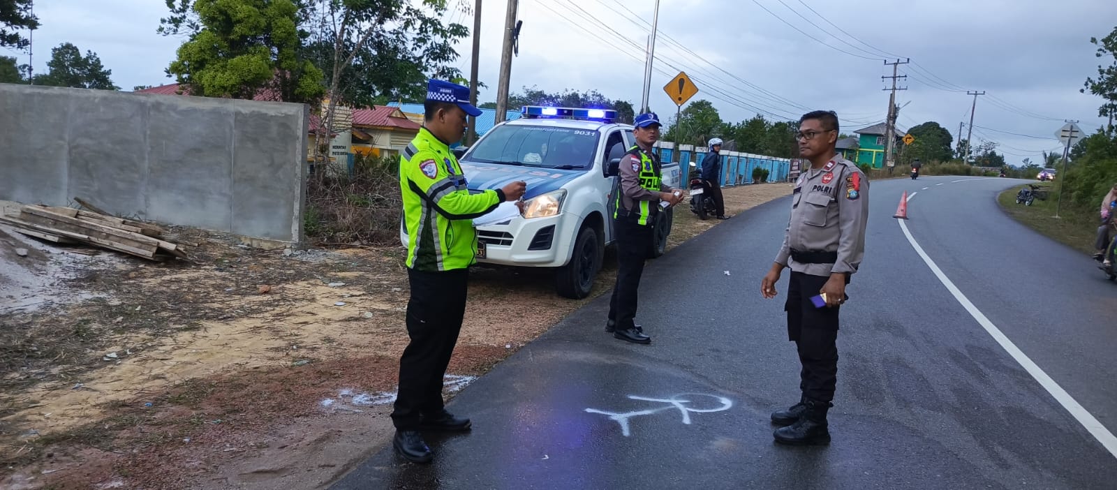 Polisi melakukan olah tempat kejadian kecelakaan di Jalan Hang Tuah - Simpang Lagoi, Kelurahan Kota Baru, Kecamatan Teluk Sebong, Bintan pada Kamis (1/1) sekitar pukul 16.40 WIB.