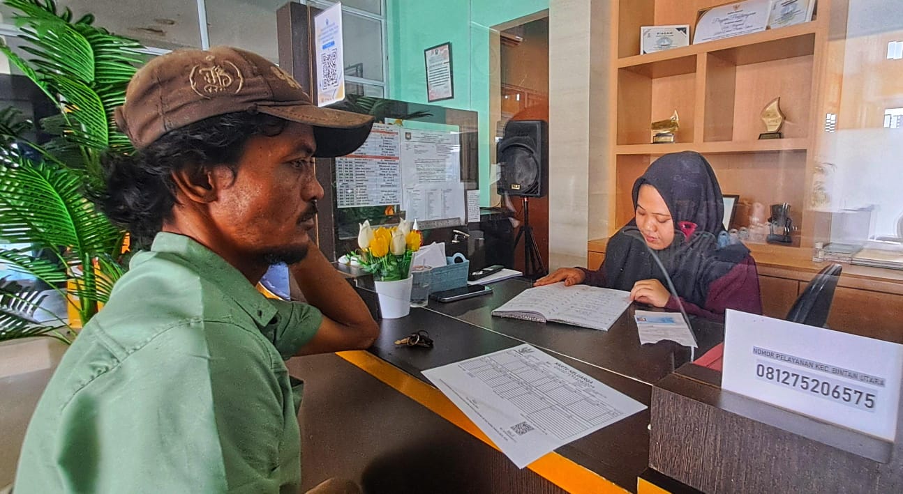 Warga Tanjunguban, Sukarman mengurus KTP di kantor Camat Bintan Utara, Jumat (2/1). F.Slamet Nofasusanto/Batam Pos.