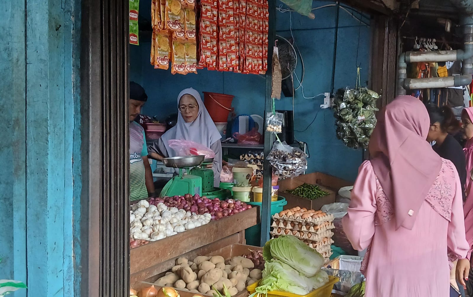 Salah satu kios di Pasar Inpres Tarempa yang masih menjual telur ayam. Hari kedua di tahun 2026, stok telur ayam menipis. F Dian untuk Batam Pos
