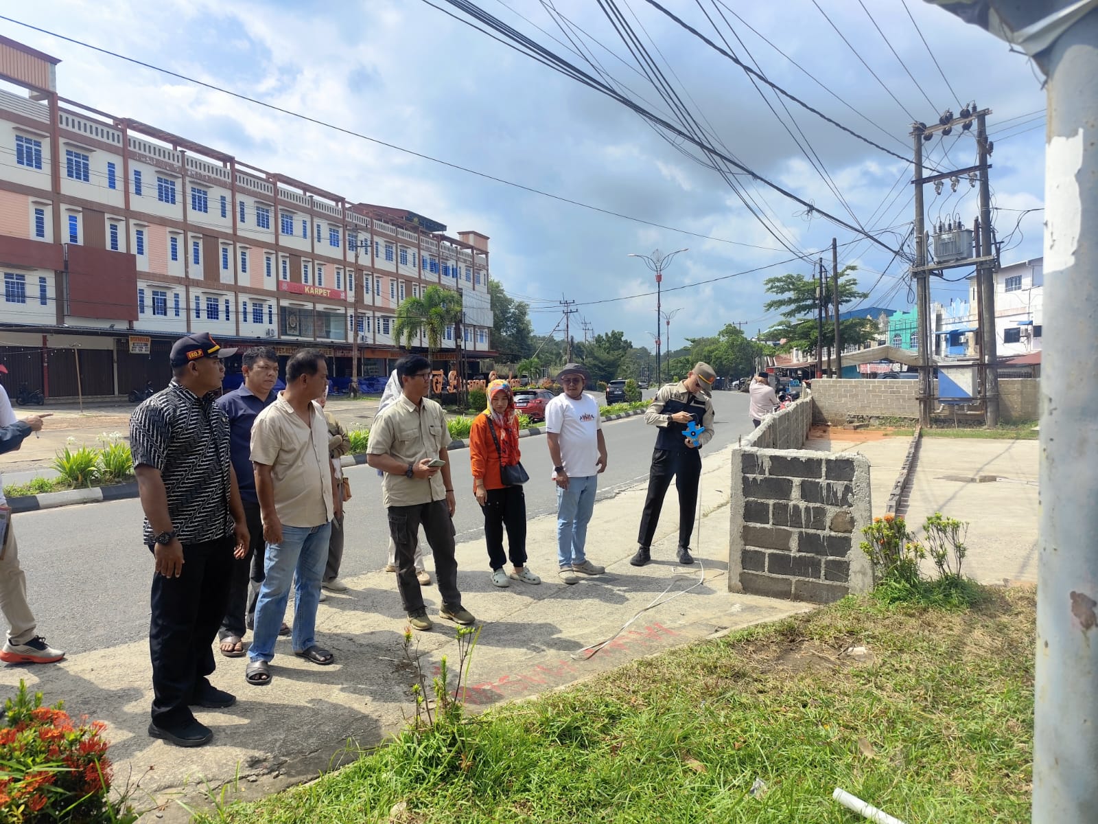 PPNS Satpol PP hingga Dinas Pekerja Umum Kepri saat melakukan pengukuran pagar di Jalan D.I Panjaitan, Jumat (2/1/2026). F. Mohamad Ismail/Batam Pos