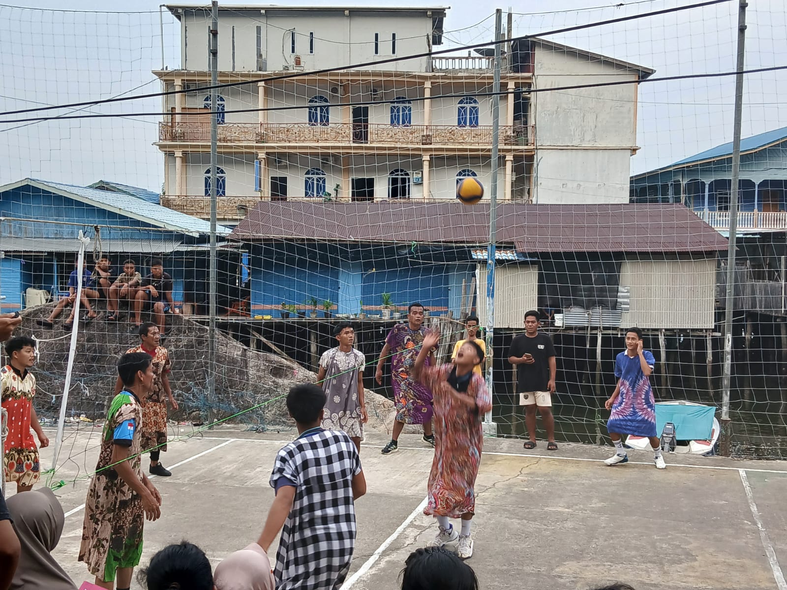Suasana pertandingan bola voli daster yang digelar oleh pemuda Desa Tarempa Barat, Jum