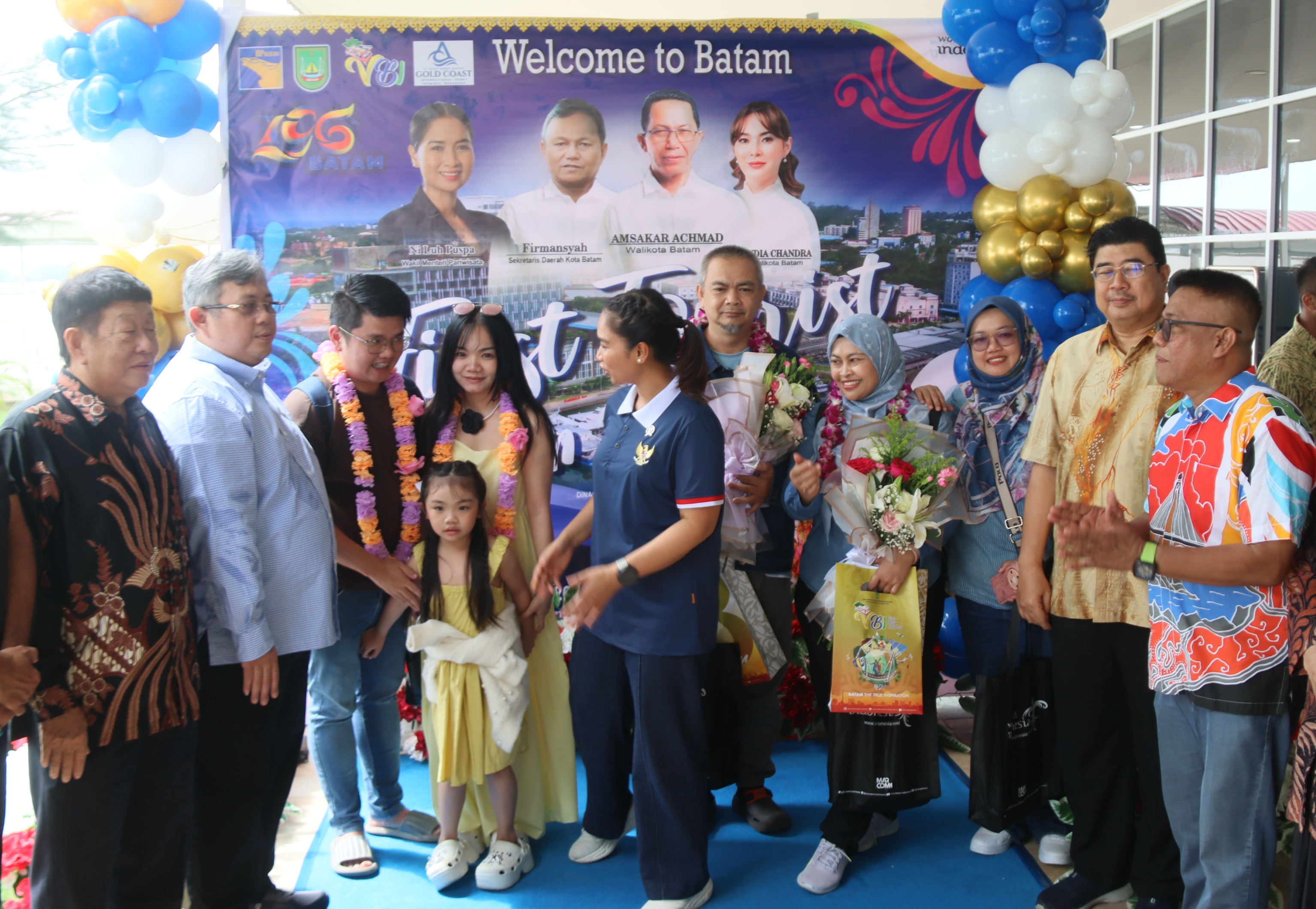 Wamenpar Ni Luh Puspa, bersama Asisten Pemko Batam, Kadis Pariwisata Kota Batam menyambut kedatangan wisatawan asing pada hari pertama Tahun 2026 di Pelabuhan Ferry Gold Coast, Bengkong, Batam, Kamis.