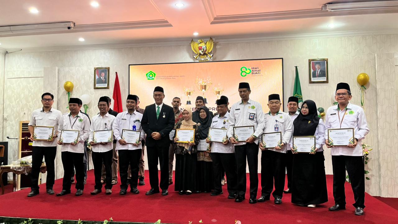 Kepala Kanwil Kemenag Kepri, Zoztafia foto bersama usai menyerahkan penghargaan HBA ke-80 kepada instansi terkait, Sabtu (3/1/2026). F. Mohamad Ismail/Batam Pos