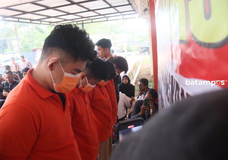 Empat orang yang ditetapkan tersangka dalam kasus pembunuhan Dwi Putri Aprilian. F. Cecep Mulyana/ Batam Pos