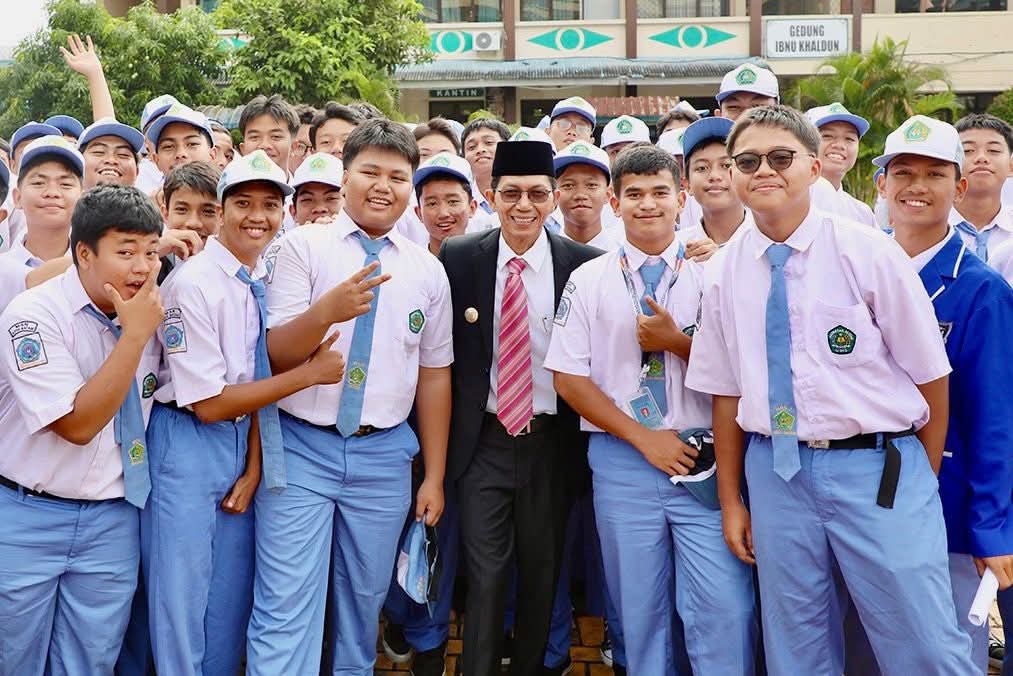Wali Kota Batam, Amsakar Achmad, bersama siswa-siswi MAN 1 Batam usai memimpin Upacara Hari Amal Bakti (HAB) ke-80 Kementerian Agama RI di MAN 1 Batam, Sagulung, Sabtu (3/1). F. Diskominfo Batam