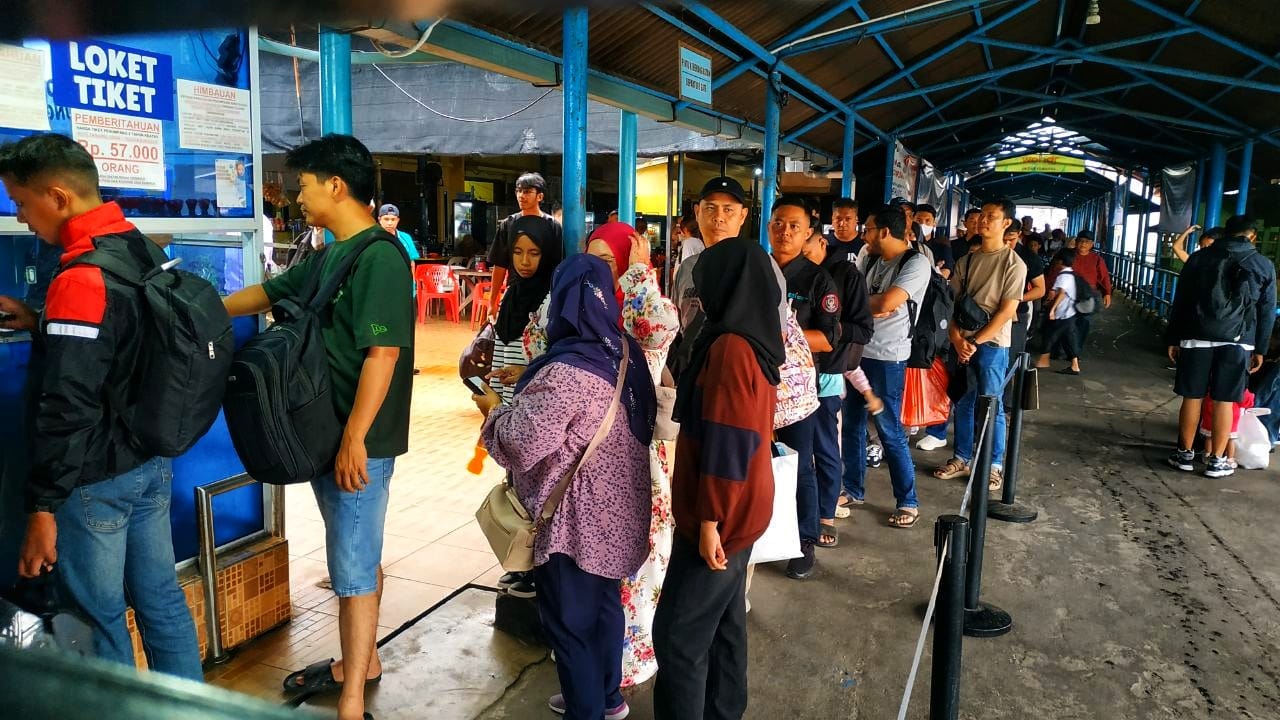 Penumpang antre membeli tiket di loket sebelum berangkat menggunakan speedboat di Pelabuhan Bulang Linggi, Tanjunguban. F. Slamet Nofasusanto/Batam Pos