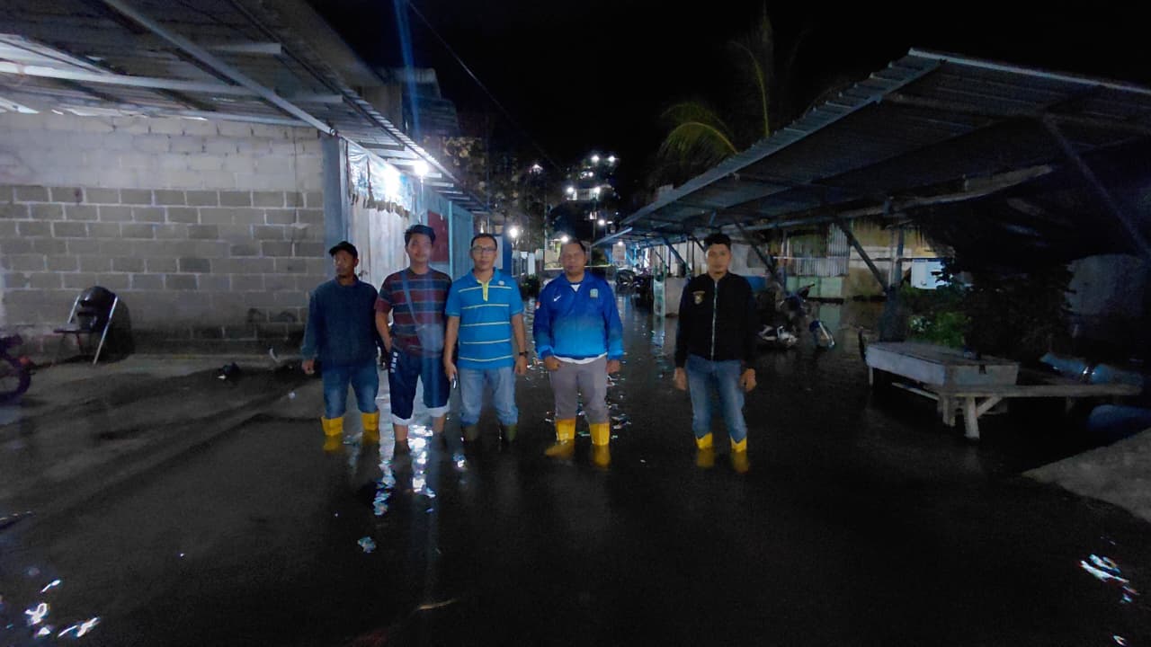 Lurah Tarempa, Syamsir bersama Kepala BMKG Tarempa, Samuel melaksanakan patroli pemantauan air rob, Sabtu (3/1) malam. F. Syamsir untuk Batam Pos