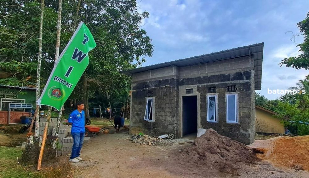Ketua PWI Bintan, Harjo Waluyo meninjau pekerjaan program bedah rumah PWI Bintan di Desa Teluk Sasah, Kecamatan Seri Kuala Lobam, Sabtu (3/1) sore. F. Slamet Nofasusanto/Batam Pos