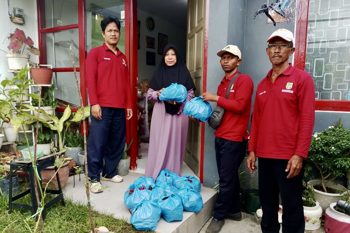 Anggota KWT menyerahkan cabai ke petugas DKPP Batam untuk dijual melalui Cabai Corner di Batam, Kepri. F. Antara/HO-DKPP Batam