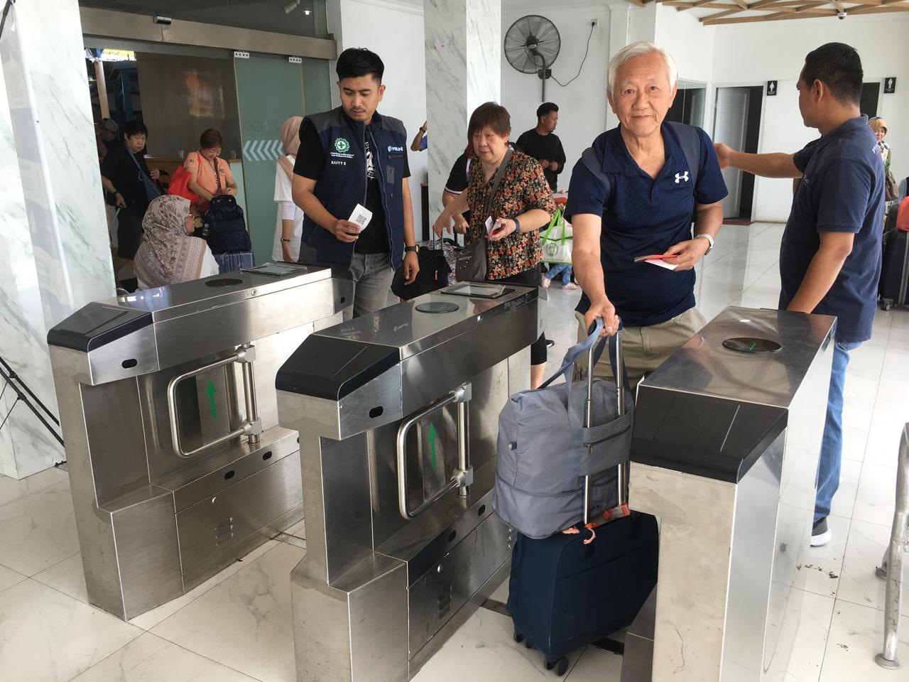 Petugas SPMT Tanjungbalai Karimun ketika mengecek pas pelabuhan calon penumpang tujuan Singapura dan Malaysia di Pelabuhan International Tanjungbalai Karimun. F. Tri Haryono/Batam Pos