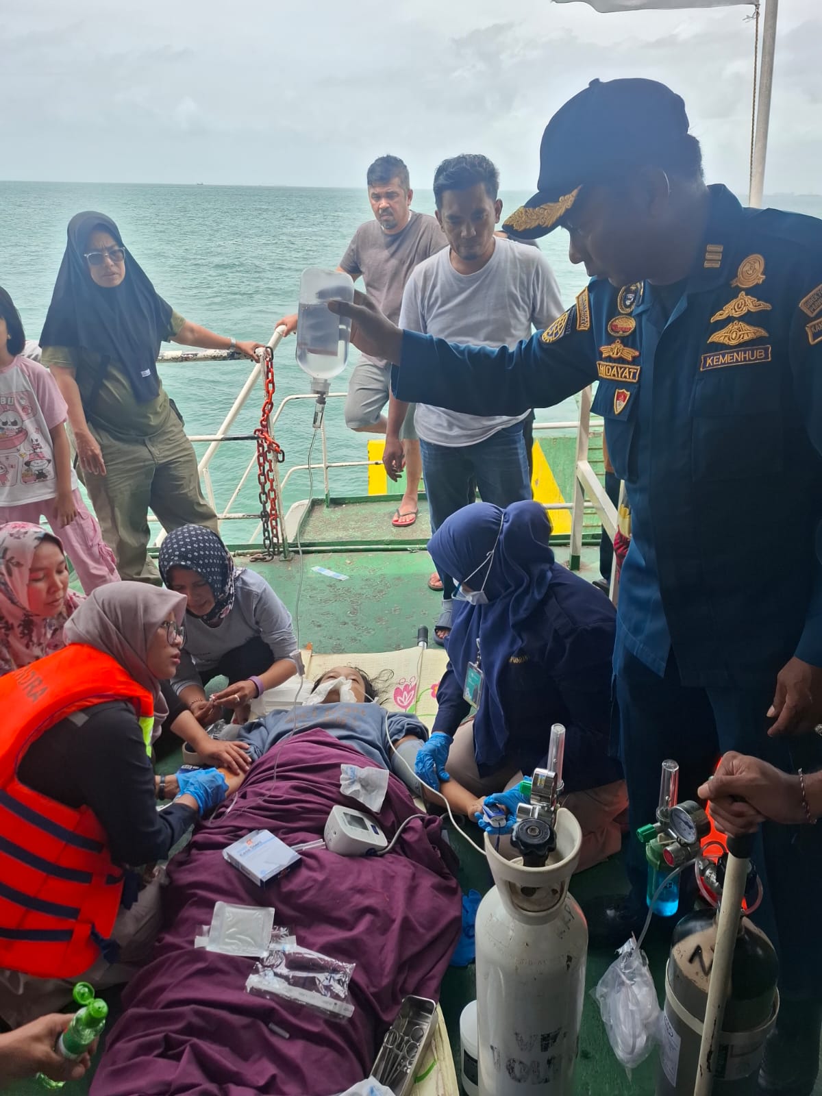 Petugas mengevakuasi seorang ibu bernama Asmidar usai melahirkan di atas kapal KMP Lome setibanya di Pelabuhan Telaga Punggur, Batam, Sabtu (3/1). F. Istimewa