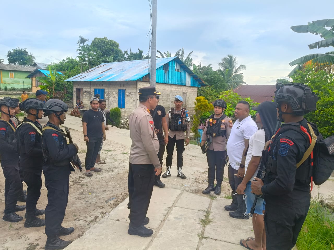 KAPOLRES Kepulauan Aru, AKBP Albert P Sihite memberikan pengarahan kepada para anggotanya saat pengamanan di Desa Longgar dan Apara pascabentrok yang menyebabkan dua warga Tewas dan 26 rumah terbakar.