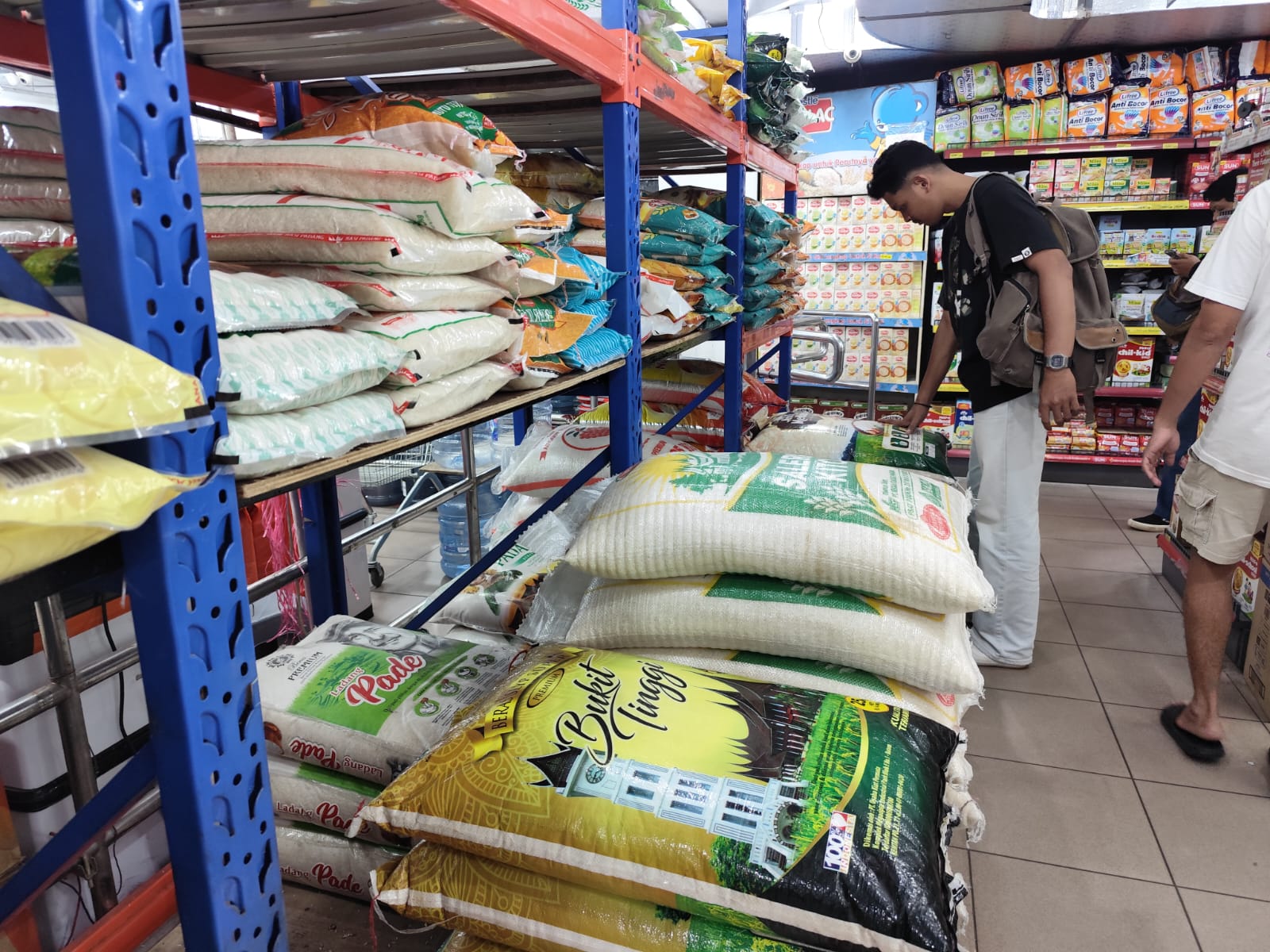 Pembeli saat mencari harga beras di swalayan yang ada di Tanjungpinang, Senin (5/1/2026). F. Mohamad Ismail/BATAM POS