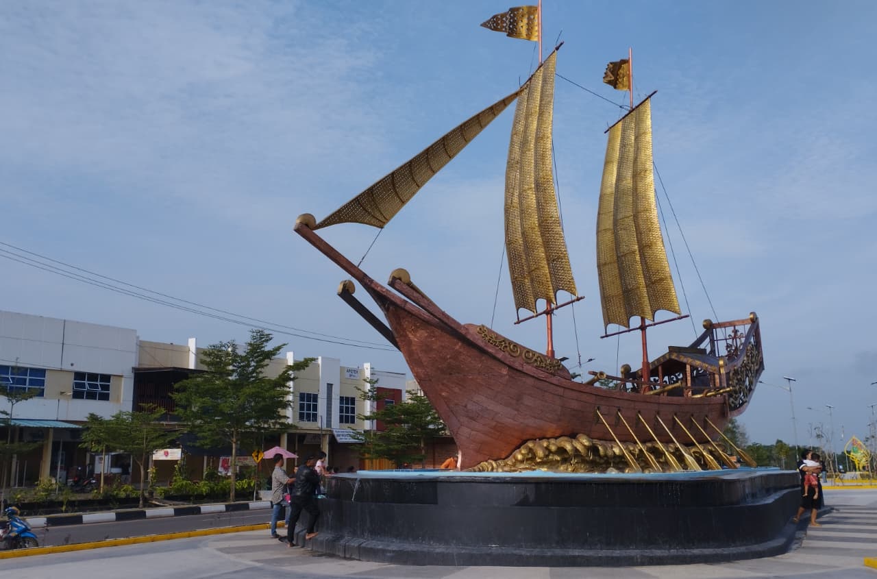 Replika kapal perang legendaris Bulang Linggi di Jalan Bandara Raja Haji Fisabilillah Tanjungpinang. F. Yusnadi Nazar/Batam Pos