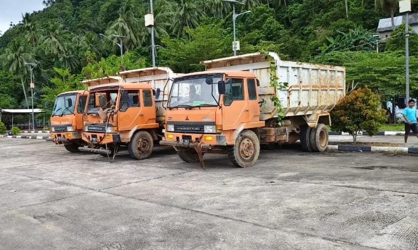 Tiga unit dump truck sedang parkir di area Pelabuhan Roro Matak, Kecamatan Kute Siantan setelah gagal diberangkatkan ke Tanjung Uban, Senin, (5/1/2025). F Ihsan I/Batam Pos