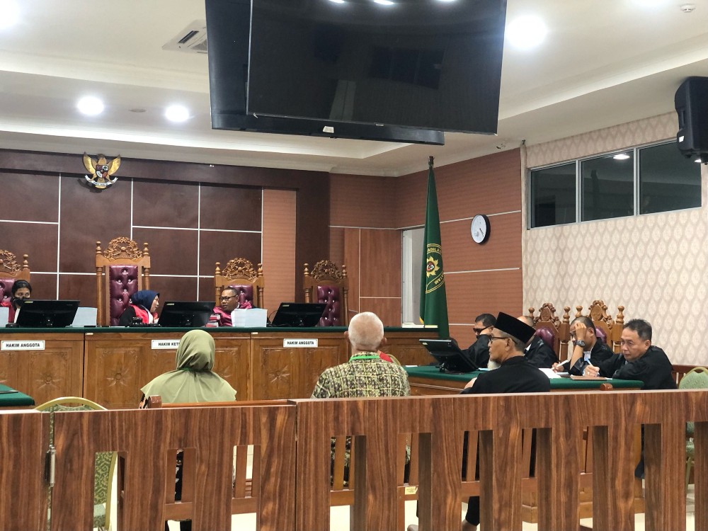 Nirwana, ibu terdakwa Fandi Ramadhan menjadi saksi meringankan anaknya dalam sidang lanjutan perkara penyelundupan narkotika jenis sabu seberat hampir dua ton di Pengadilan Negeri Batam, Senin (5/1).