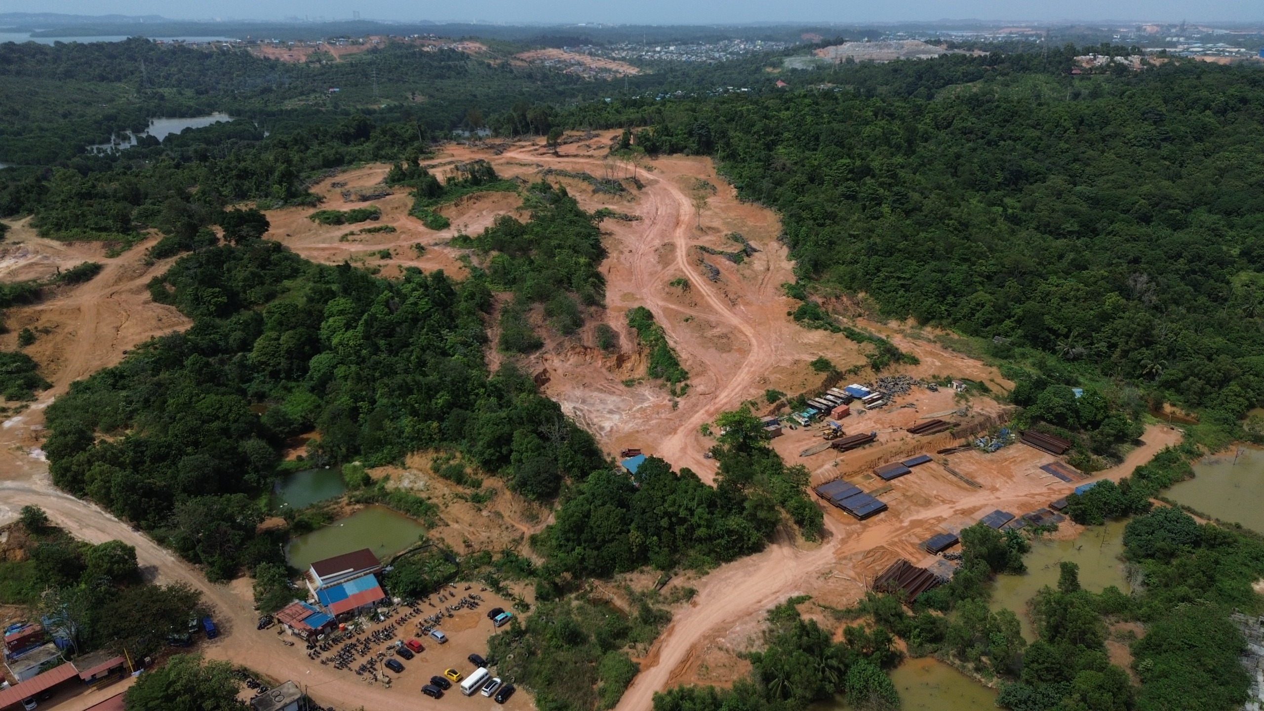 Kondisi kawasan Hutan Lindung Tanjung Kasam, Kota Batam, gundul diduga setelah ada aktivitas pembukaan lahan di lokasi tersebut. F. Dokumentasi Akar Bhumi Indonesia