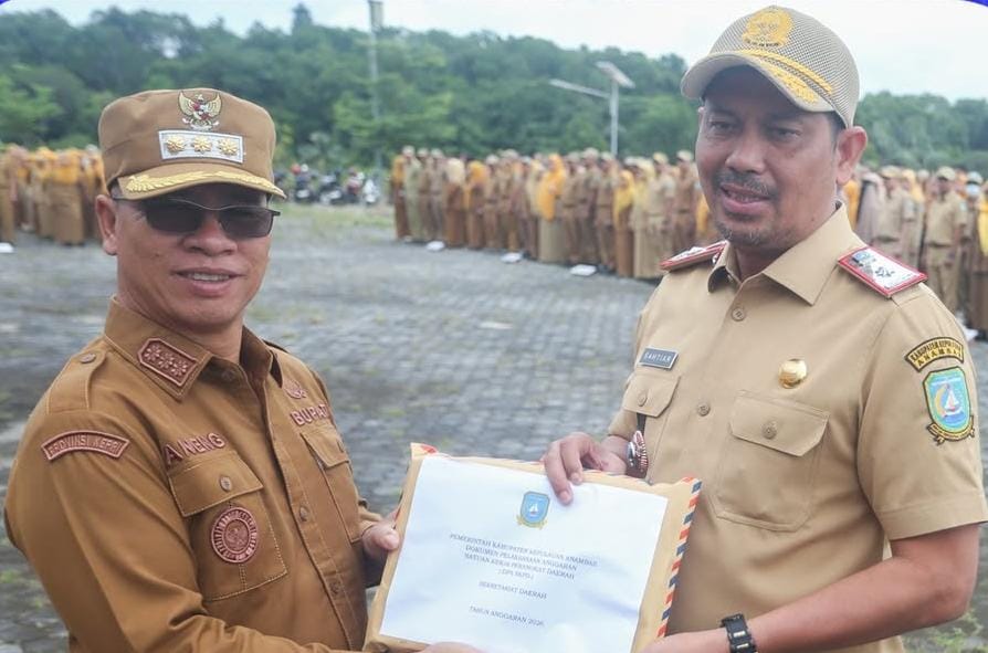 Bupati Anambas, Aneng menyerahkan DPD ke Kepala Sekretariat Pemkab Anambas, Sahtiar. F Adies untuk Batam Pos