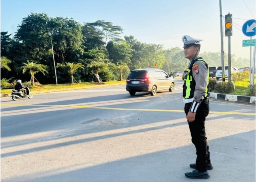 Satlantas Polresta Barelang melaksanakan kegiatan strong point atau menempatkan personel di lokasi strategis, Senin (5/1) pagi.