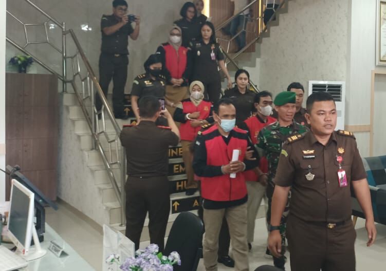 Keempat tersangka sekretariat KPU Karimun saat digiring ke mobil tahanan, usai dilakukan penahanan oleh pihak kejaksaan yang diduga terjadi korupsi dana hibah Pilkada 2024 sebesar Rp1,5 miliar.