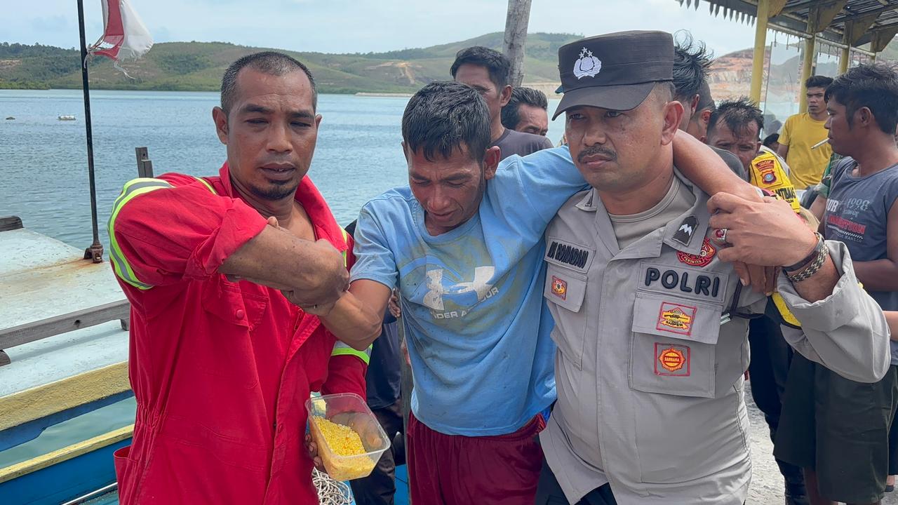 Kru kapal KM Safira Jaya setelah berhasil diselamatkan, Senin (5/2/2026). F. H.P Bako untuk Batam Pos.