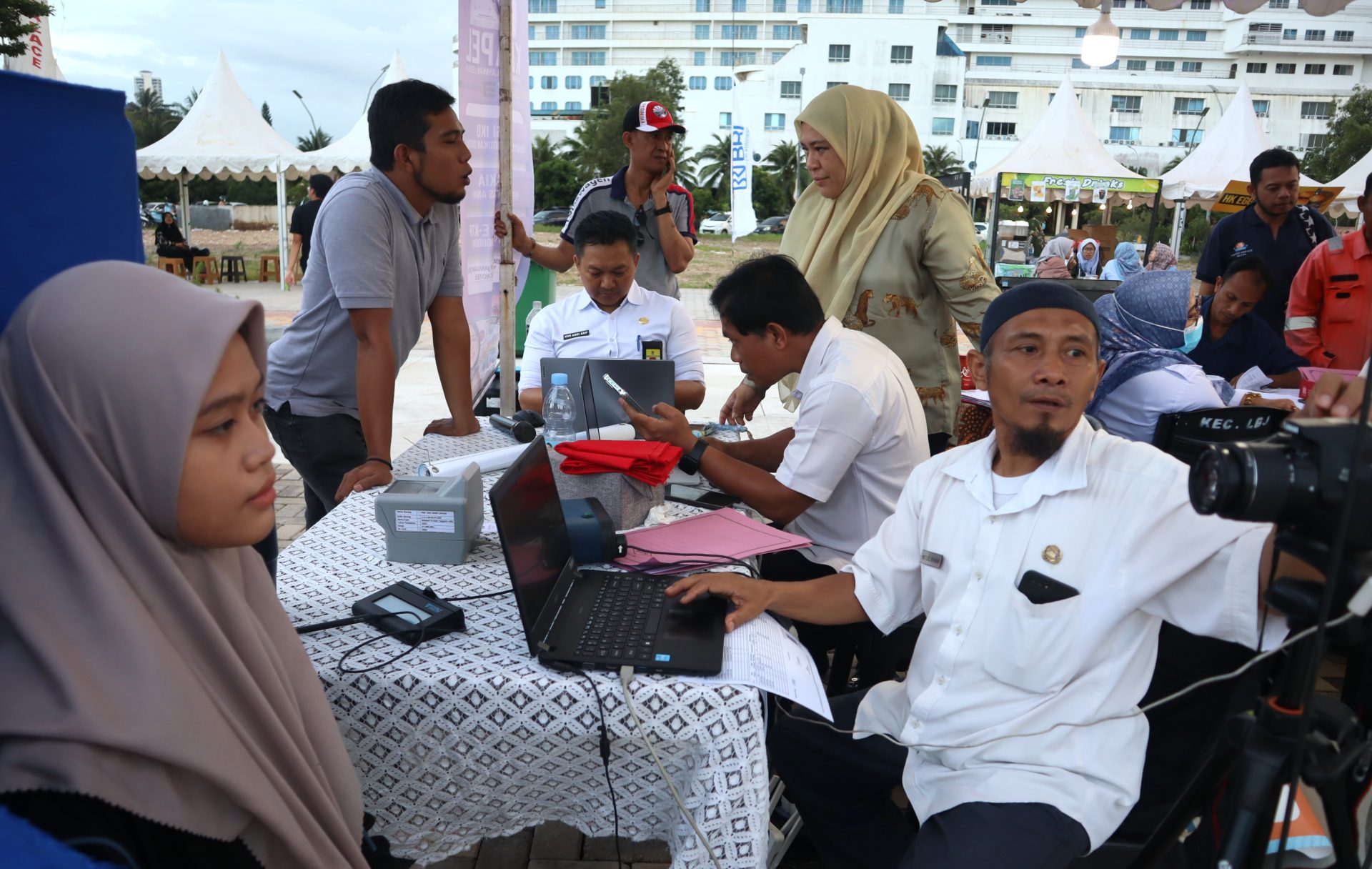 Kepala Disdukcapil Kota Batam, Adhysti, saat meninjau kegiatan gerakan aksi pelayanan on location (Gaspol) lewat program Ke Tempat Anda, Pelayanan Lengkap (Ketapel) di Bazar Batamliciouz.