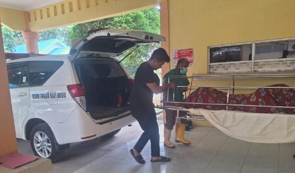 Pria yang ditemukan meninggal di samping rumah yang ditempatinya saat tiba di ruang pemulasaran rumah sakit di Tanjunguban, Selasa (6/1/2026). F. Kiriman Haryo untuk Batam Pos