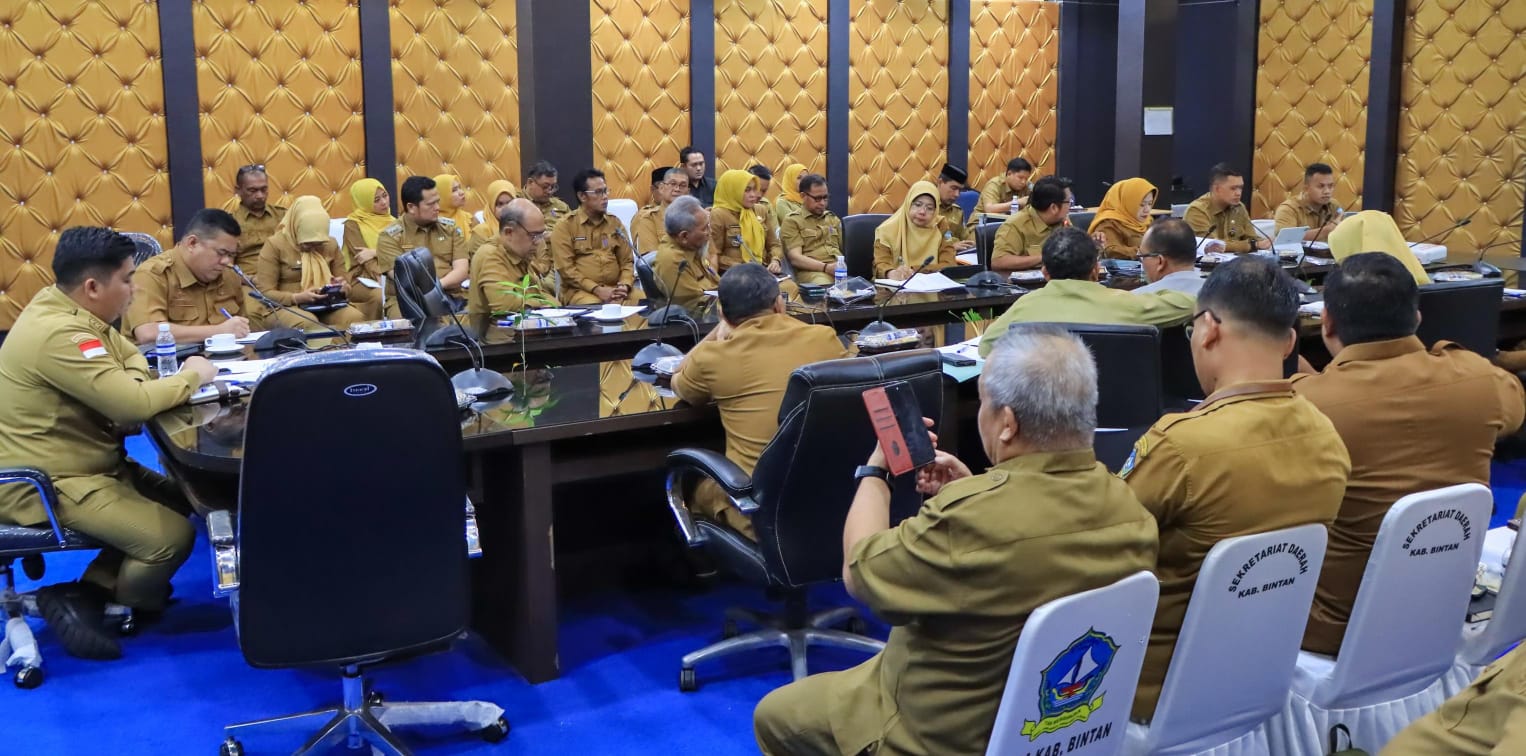 Bupati Bintan, Roby Kurniawan memimpin rapat pertama tahun 2026 di Kantor Bupati Bintan, Bintan Buyu, Senin (5/1/2026). F. Zoko untuk Batam Pos.