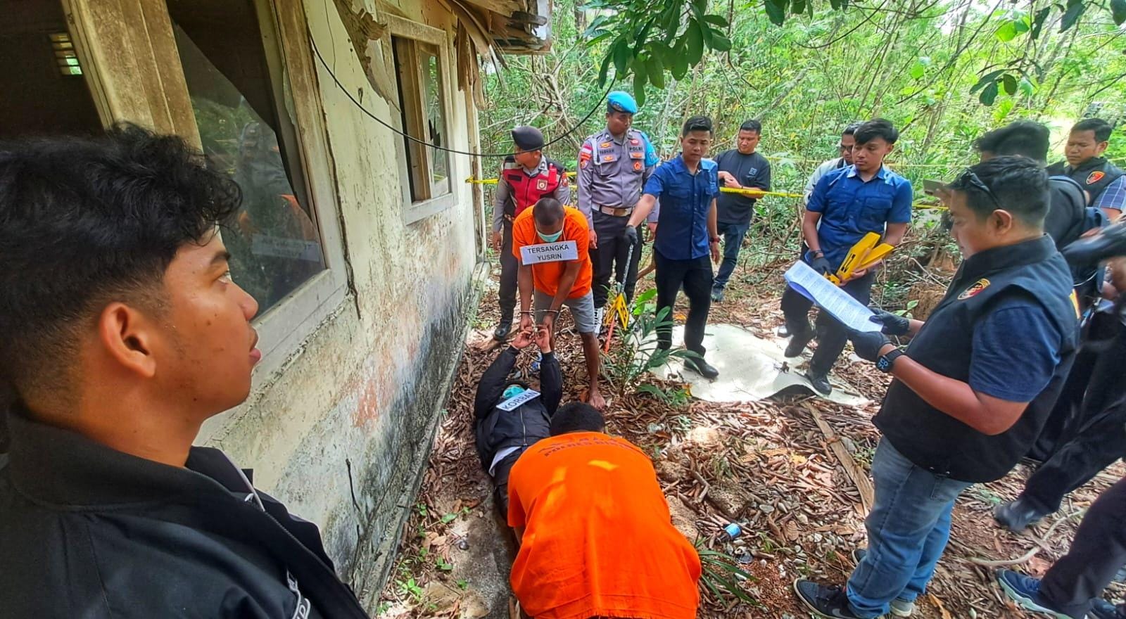 Rekonstruksi pembunuhan Amizan, nelayan Bintan di lokasi penemuan jasadnya di area luar rumah kosong eks pekerja PT. Antam, Kijang, Bintan Timur, Selasa (6/1/2026). F. Slamet Nofasusanto/Batam Pos