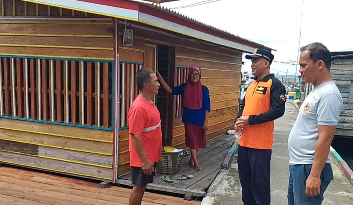 Tim Rescue Pangkalan PLP Tanjunguban melakukan pengecekan lokasi temuan minyak yang mencemari pesisir pantai di Kampung Tanjungtalok, Desa Teluk Sasah, Selasa (6/1/2026). F. Pangkalan PLP Tpi