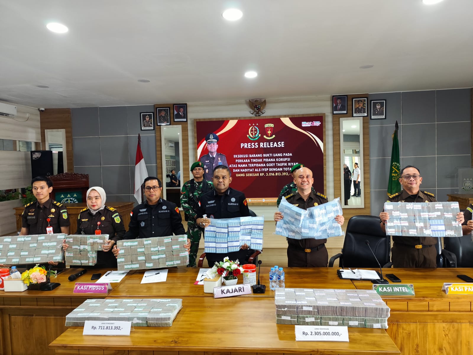 Kajari Tanjungpinang, Rachmad (tengah) menunjukan uang Rp3 Miliar hasil eksekusi terpidana Goey dan Hadiyat, Selasa (6/1/2026). Mohamad Ismail/Batam Pos