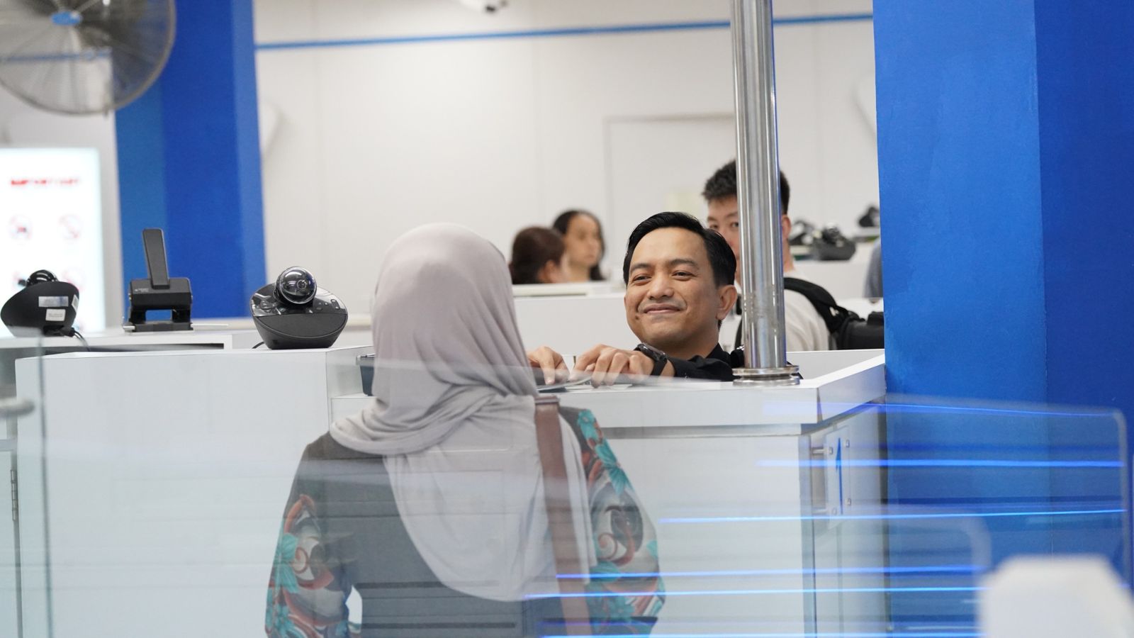 PETUGAS imigrasi Batam malayani pengurusan paspor bagi warga. F Rengga Yuliandra/Batam Pos